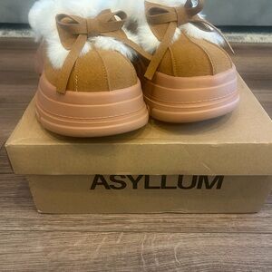 Asyllum Women’s Tan Suede Fur-Trim Casual slipper/mule
